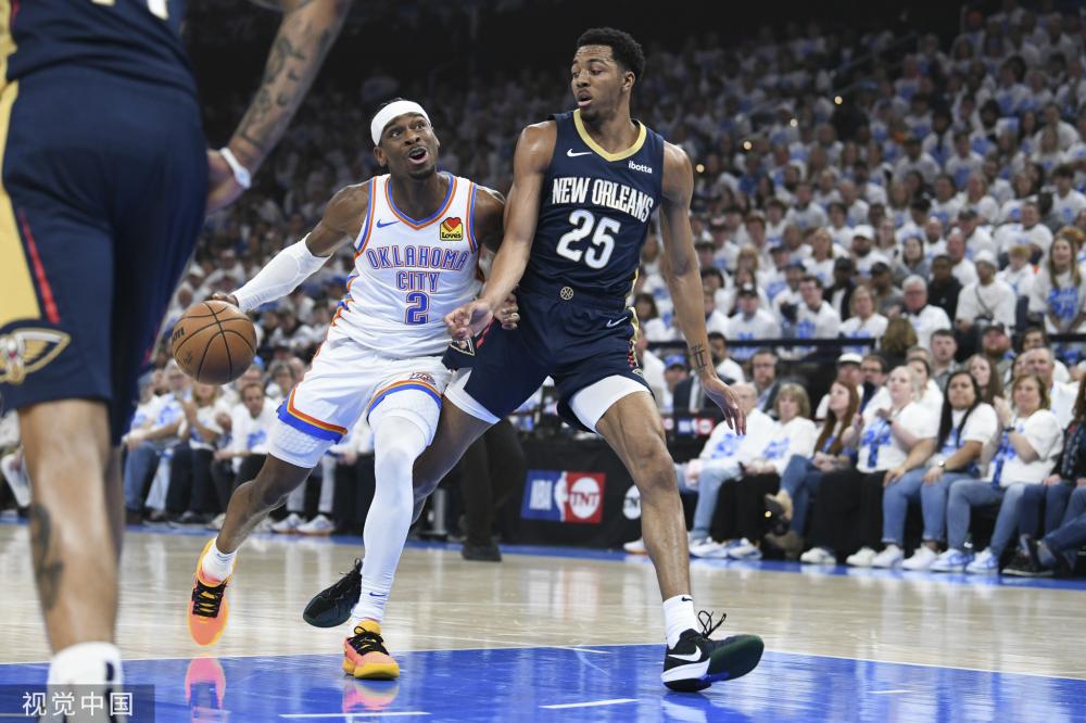 发出嘘声的 发出嘘声的